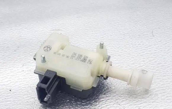 Volkswagen Golf V Central locking motor 5M0810773 1KS959782
