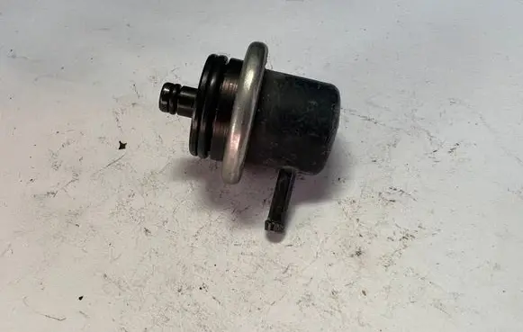 Opel Vectra B Fuel pressure regulator 90411542