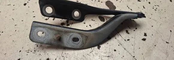 Engine bonnet/hood hinges