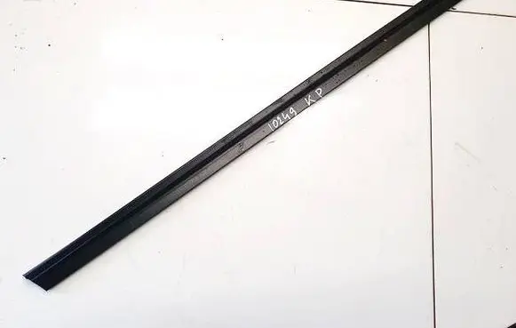 Skoda Octavia Mk2 (1Z) Front door glass trim molding 1z0837479a