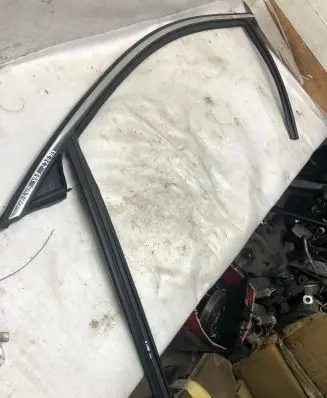 Volvo S90, V90 Rubber seal front door window/glass 31854174