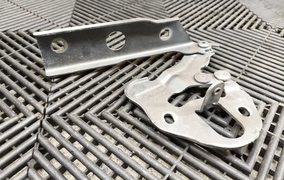 Audi Q7 4M Engine bonnet/hood hinges 4M0823302