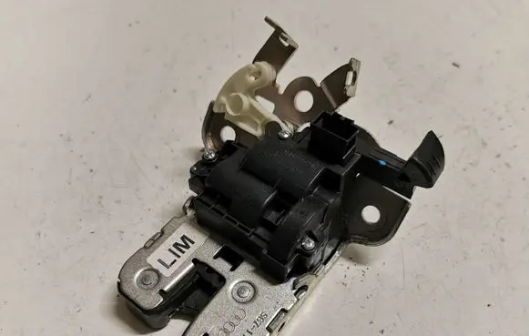 Loading door lock