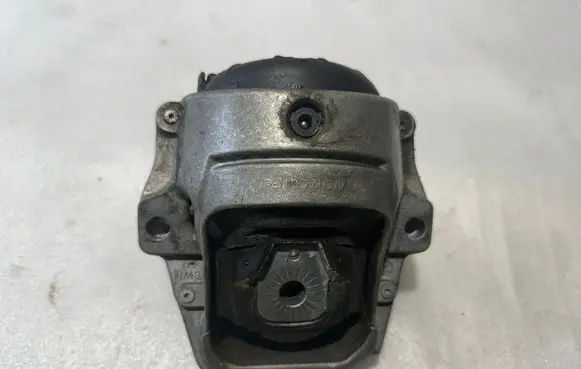 Engine mount bracket