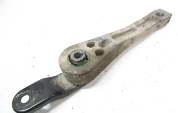 Volkswagen Golf V Engine mounting bracket