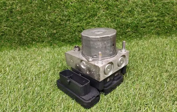 Skoda Fabia Mk2 (5J) ABS Pump 6R0907379AT 6R0907379AS