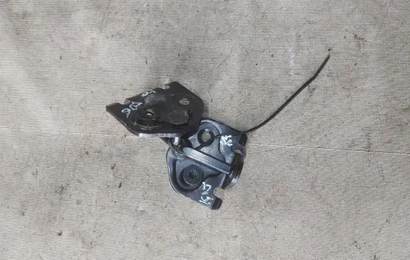 Ford Kuga I Front door lock loop/hook striker 3M51R21982