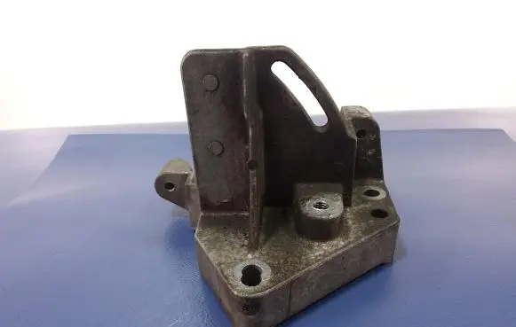 Engine mount vacuum valve