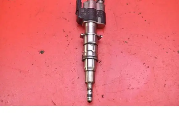 BMW 7 F01 F02 F03 F04 Fuel injector 7585261