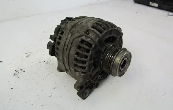 Volkswagen PASSAT B5 Generator/alternator 038903018BX