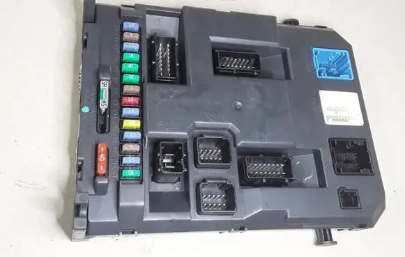 Peugeot 207 Fuse module 9664983080