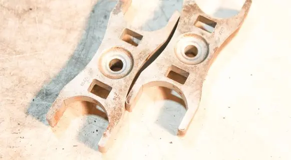 Volkswagen PASSAT B8 Fuel Injector clamp holder 04L216
