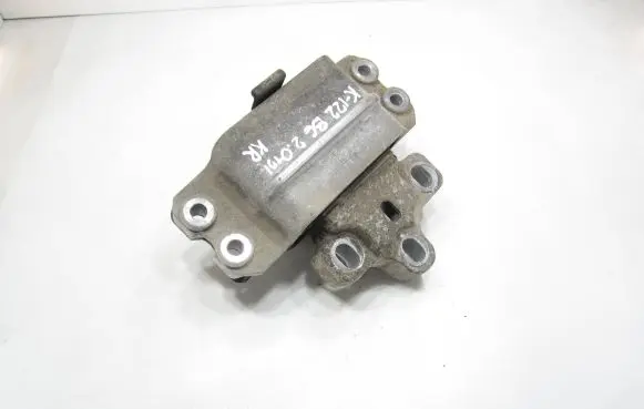 Volkswagen PASSAT B6 Engine mount bracket 3C0199555AA