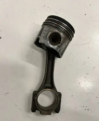 Volkswagen Caddy Piston with connecting rod 