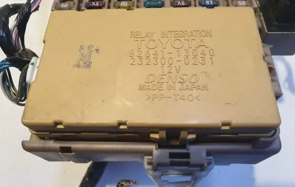 Toyota Corolla Verso E121 Fuse module 8264113040 2323000231