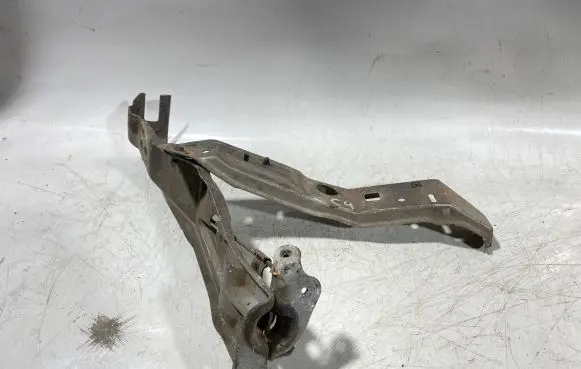 Audi A6 S6 C4 4A Radiator support slam panel bracket 