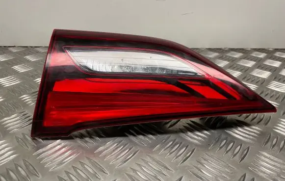 Toyota Avensis T270 Tailgate rear/tail lights
