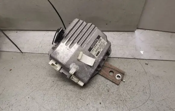 Toyota Corolla E120 E130 Power steering control unit/module 8965002010