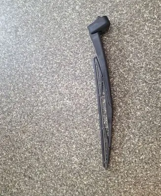 Rear wiper blade arm