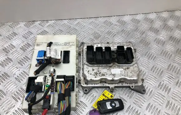 BMW 3 F30 F35 F31 Engine ECU kit and lock set 8617375 030216663 0281S09708