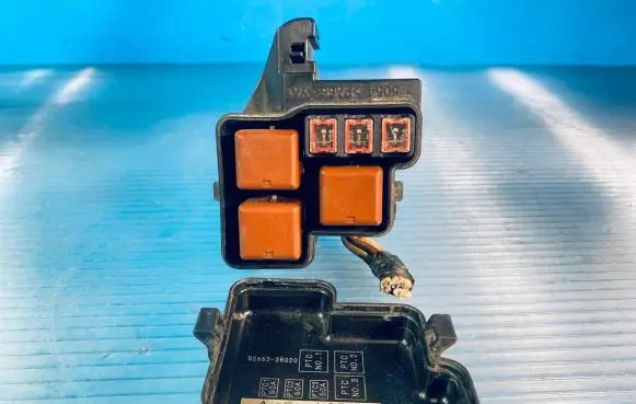 Toyota Previa (XR30, XR40) II Fuse box set 8266228020