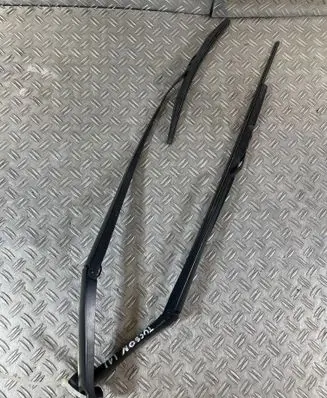 Hyundai Tucson TL Front wiper blade arm 