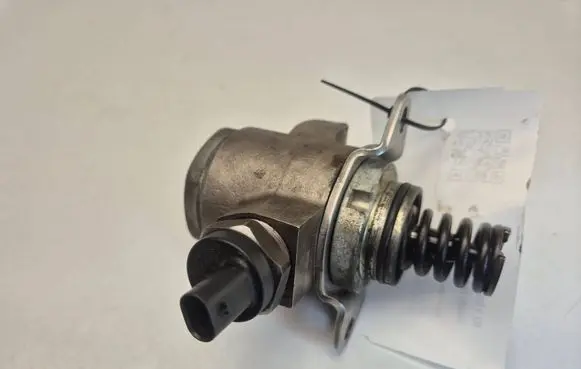 Volkswagen Golf VI Fuel injection high pressure pump 03C127026D 03C026D