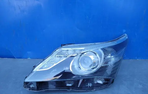 Toyota Avensis T270 Headlight/headlamp 0528