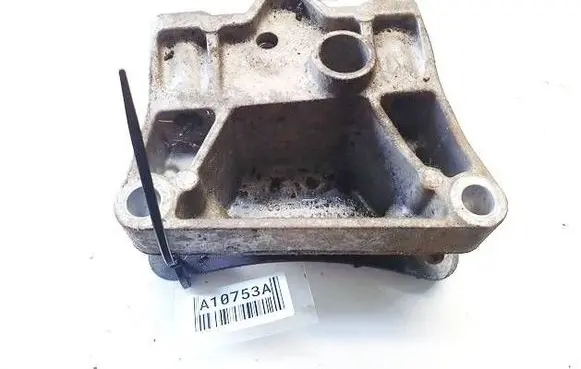 Engine mounting bracket