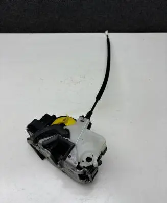 Opel Insignia A Front door lock 13579518