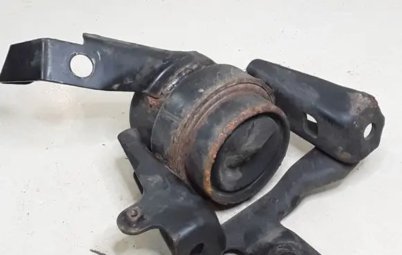 Toyota Avensis T250 Engine mount bracket