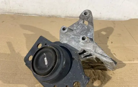 Nissan Qashqai Engine mount bracket 11210JD500