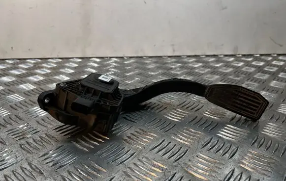 Accelerator throttle pedal