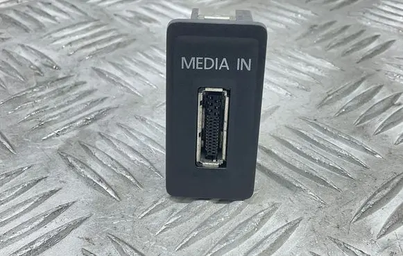 Volkswagen Golf VII USB socket connector 5G0035222A 5Q0035736