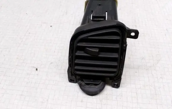 Nissan Primera Dashboard side air vent grill/cover trim 687612F900