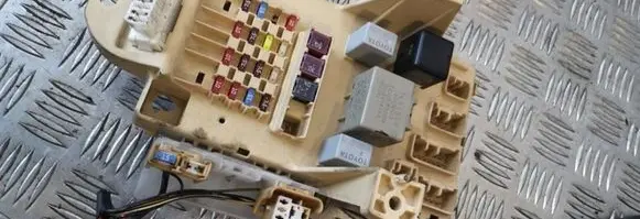 Toyota Yaris Fuse module 811100d08000