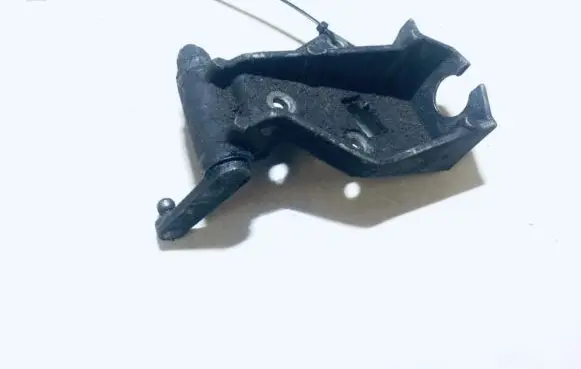 Engine mounting bracket