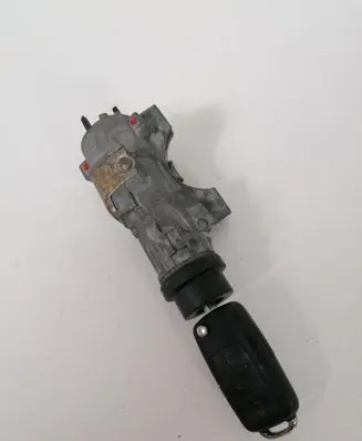 Volkswagen PASSAT B5.5 Ignition lock 4B0905851