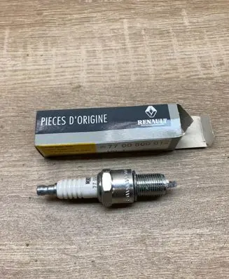 Renault Megane II Spark plug 7700500012