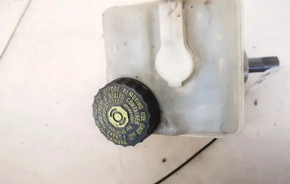 Volvo S60 Brake fluid reservoir 8646006