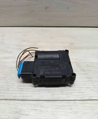 Volkswagen Touareg I Air flap motor/actuator 0132801379 4F0820511B