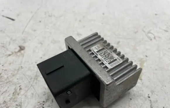 Mercedes-Benz A W176 Glow plug pre-heat relay 11067807R