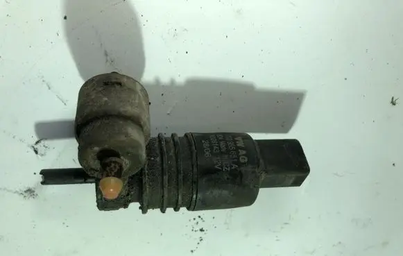 Volkswagen PASSAT B6 Windscreen/windshield washer pump 1T0955651A 3028143