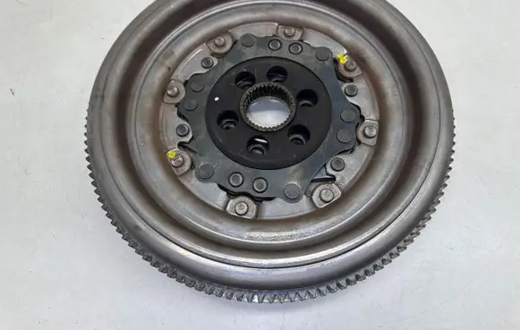 Volkswagen PASSAT B7 Dual mass flywheel 415074409