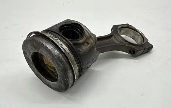 BMW 5 G30 G31 Piston with connecting rod