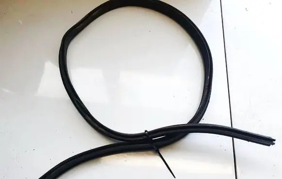 Volkswagen PASSAT B6 Engine compartment rubber 