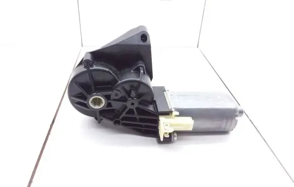 Mercedes-Benz C W204 Seat adjustment motor 0390203330 82296769