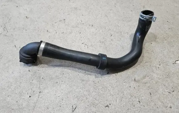 Volvo XC90 Engine coolant pipe/hose 32252070