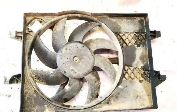 Ford Fusion Radiator cooling fan shroud 8240368
