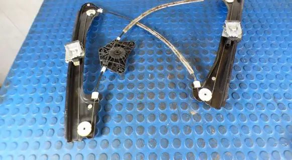 Volkswagen Jetta VI Front door window regulator with motor 5C6837461H 812633758 3026853J